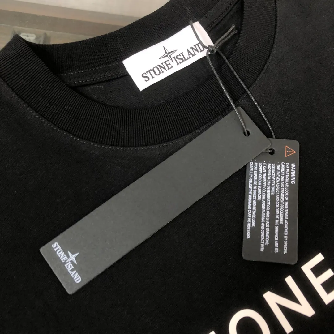 P180 Stone Island 2025 latest T-shirt, couple style ~ original order, fashionable and casual short T-shirt, three-dimensional logo letter logo silicone printing technology on the chest! Specially supplied with customized cotton fabrics ~ Cotton T-shirts ~ Pre-washed to prevent deformation and shrinkage, making the upper body more comfortable and breathable ~ All available from stock ~ Unique design style, trendy must-have item, complete with three standards 👍 Color: black/white/dark gray/brown Size: S M L XL (larger version, please indicate your height and weight when placing an order)